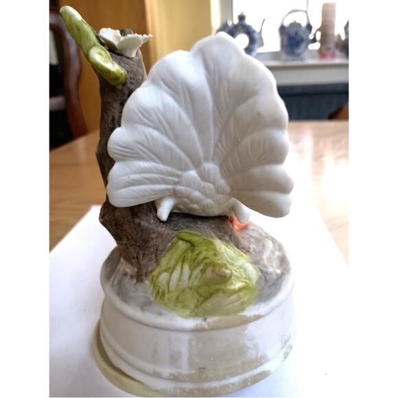 VTG  ROYAL CROWN PORCELAIN WHITE DOVE BIRD SITS ON BRANCH MUSICAL 6” - Picture 6 of 7